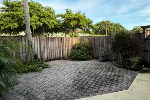31 Springdale Cir, Palm Springs, FL 33461 - Photo 23