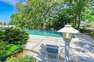 7211 W Country Club Dr N, Sarasota, FL 34243 - Photo 15
