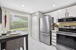 1000 Colony Point Cir, Pembroke Pines, FL 33026 - Photo 5
