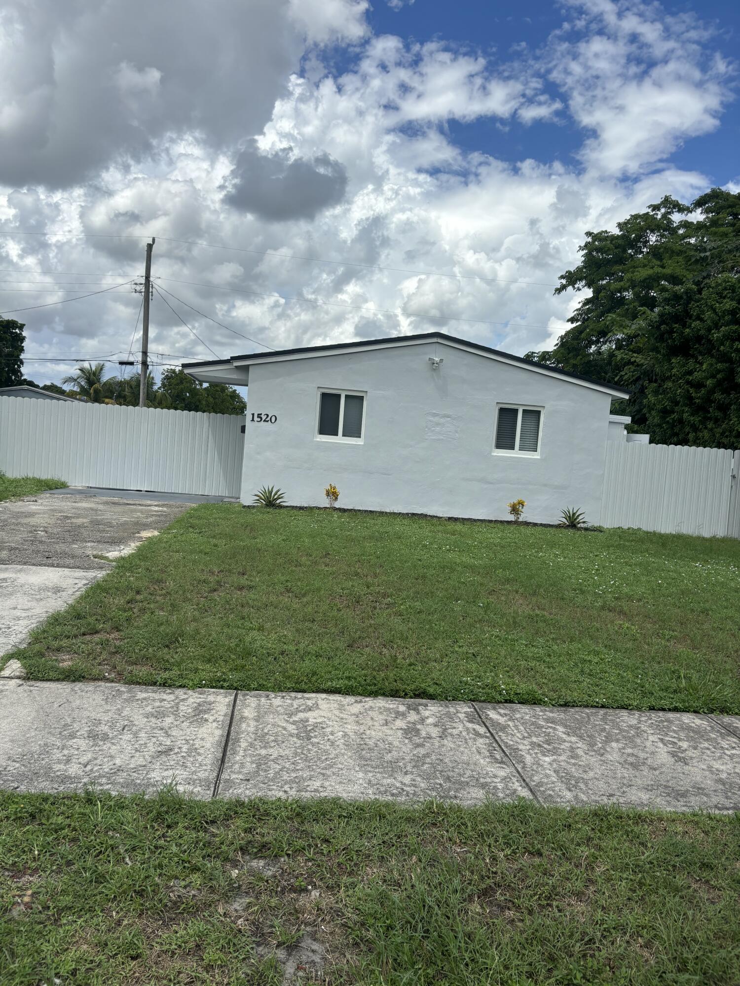 1520 N 68th Terrace - 1520 N 68th Terrace, Hollywood, FL 33024 Luxury Property | Jose Angel Pina
