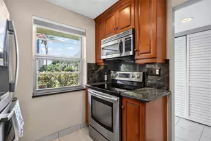 22 Abbey Ln, Delray Beach, FL 33446 - Photo 9