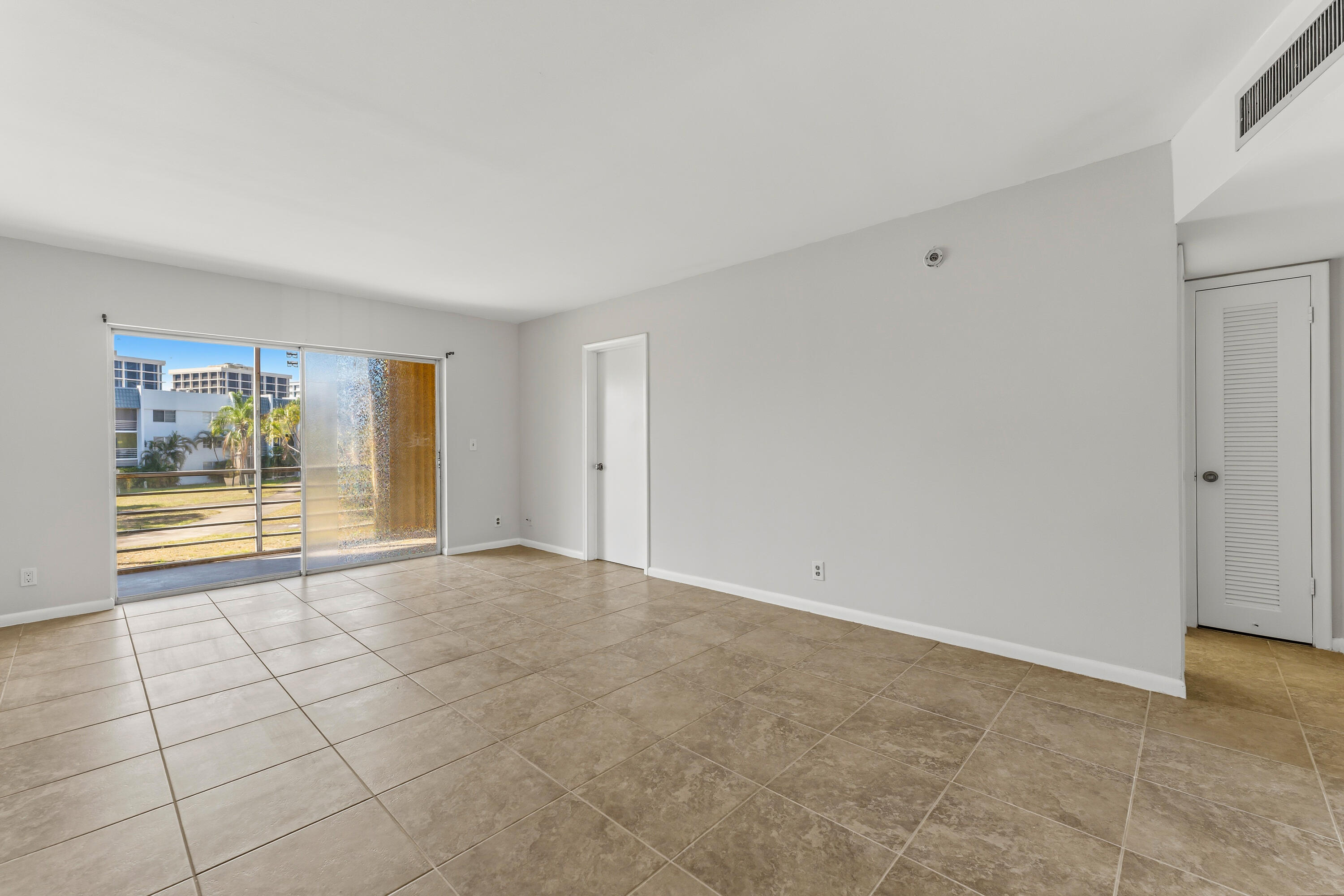 1638 Embassy Dr #208 - 1638 Embassy Dr #208, West Palm Beach, FL 33401 Luxury Property | Jose Angel Pina