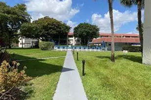 9300 N Hollybrook Lake Dr S, Pembroke Pines, FL 33025 - Photo 23