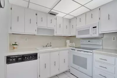 204 Burgundy E, Delray Beach, FL 33484 - Photo 11