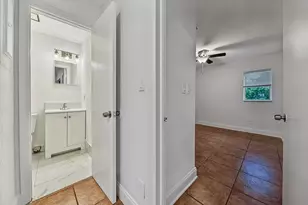 825 SW 10th St, Hallandale Beach, FL 33009 - Photo 27