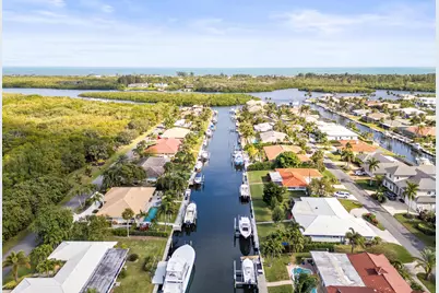 8945 SE Harbor Island Way, Hobe Sound, FL 33455 - Photo 11