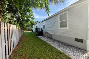 755 Ridgewood Dr, West Palm Beach, FL 33405 - Photo 3