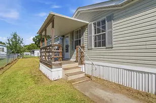 407 NE 9th Ave, Okeechobee, FL 34972 - Photo 1