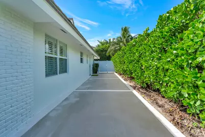 136 Worth Court S, West Palm Beach, FL 33405 - Photo 3