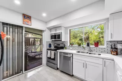 209 Wimbledon Lakes Drive, Plantation, FL 33324 - Photo 5