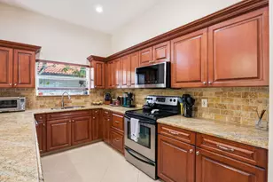 435 Mohawk Ln, Boca Raton, FL 33487 - Photo 11