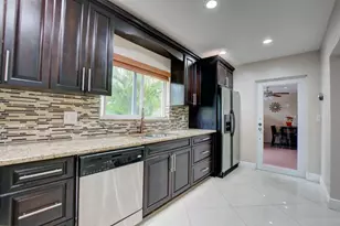 1371 Woodcrest Rd W, West Palm Beach, FL 33417 - Photo 11