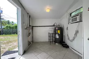 5671 NE 8th Ave, Oakland Park, FL 33334 - Photo 23