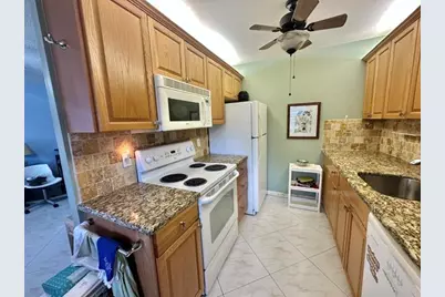1041 Guilford C, Boca Raton, FL 33434 - Photo 5