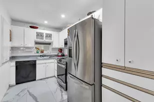 9500 N Hollybrook Lake Dr, Pembroke Pines, FL 33025 - Photo 5