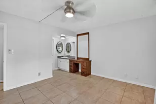 555 SE 8th St, Deerfield Beach, FL 33441 - Photo 13
