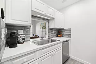 250 NE 20th St, Boca Raton, FL 33431 - Photo 9