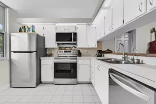 3826 Whitehall Dr, West Palm Beach, FL 33401 - Photo 9