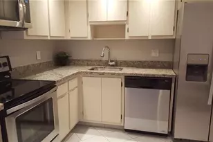 3970 Oaks Clubhouse Dr, Pompano Beach, FL 33069 - Photo 9