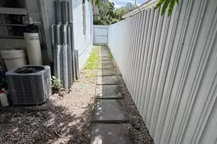 527 NW 91st St, Miami, FL 33150 - Photo 3