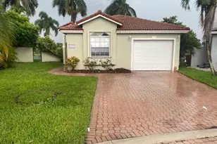 10627 NW 7th St, Pembroke Pines, FL 33026 - Photo 1