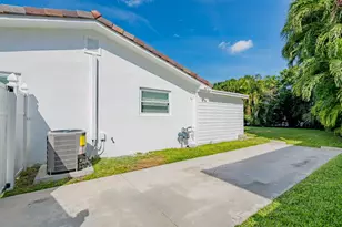 121 Tacoma Ln, Palm Beach Shores, FL 33404 - Photo 11