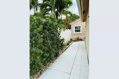 1051 NW 191st Avenue, Pembroke Pines, FL 33029 - Photo 3