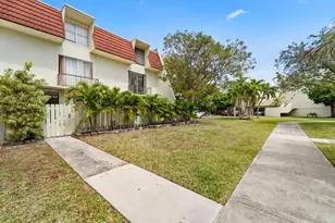 1655 NE 115th St, Miami, FL 33181 - Photo 15