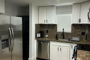 2703 NE 6th Ln, Wilton Manors, FL 33334 - Photo 3