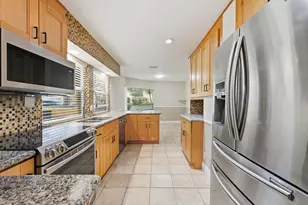 11375 Lakeview Dr, Coral Springs, FL 33071 - Photo 7