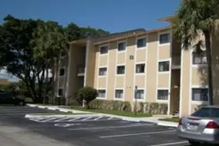 211 Palm Cir E, Pembroke Pines, FL 33025 - Photo 1