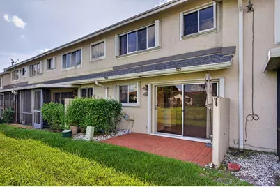 2047 Discovery Circle E, Deerfield Beach, FL 33442 - Photo 15