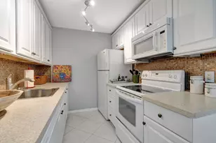 3031 Cornwall B, Boca Raton, FL 33434 - Photo 9