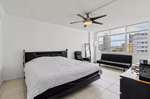 137 Golden Isles Dr, Hallandale Beach, FL 33009 - Photo 25