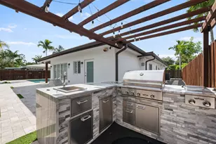 2041 NE 52nd St, Fort Lauderdale, FL 33308 - Photo 9