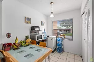 22 N Valencia Dr, Davie, FL 33324 - Photo 17