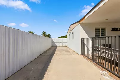 148 Browning E, West Palm Beach, FL 33406 - Photo 5
