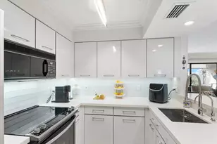 2240 N Cypress Bend Dr, Pompano Beach, FL 33069 - Photo 7