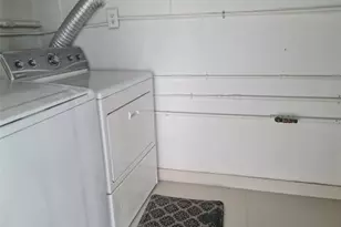 906 NE 3 St, Hallandale Beach, FL 33009 - Photo 23