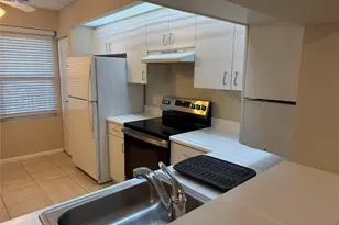 571 SW 142nd Ave, Pembroke Pines, FL 33027 - Photo 5