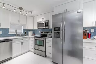 811 S Hollybrook Dr, Pembroke Pines, FL 33025 - Photo 11