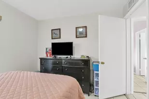 935 NE 199th St, Miami, FL 33179 - Photo 23