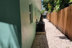 1010 NW 3rd Ave, Hallandale Beach, FL 33009 - Photo 5