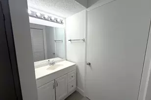 18860 NW 57th Ave, Hialeah, FL 33015 - Photo 9