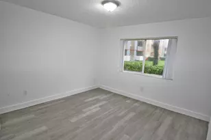 18860 NW 57th Ave, Hialeah, FL 33015 - Photo 17