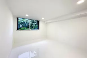 20329 W Country Club Dr, Miami, FL 33180 - Photo 13