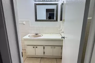 890 NW 39th St, Oakland Park, FL 33309 - Photo 7