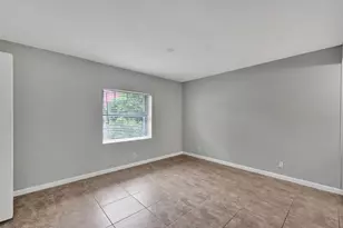 555 SE 8th St, Deerfield Beach, FL 33441 - Photo 5