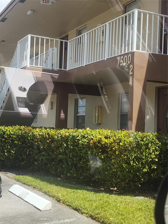 7500 NW 4th Pl main architectural view