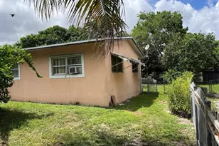 427 NE 160th St, Miami, FL 33162 - Photo 3